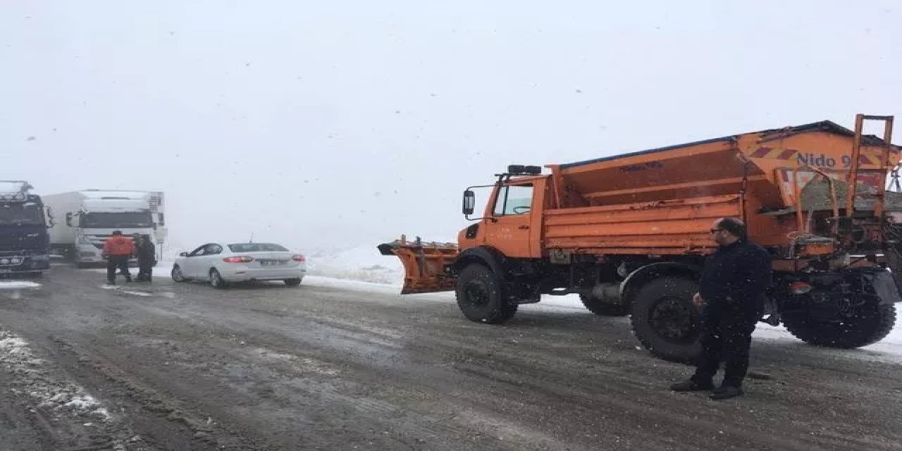 Tendürek Geçidi'nde Etkili Olan Kar Yağışı Trafiği Felç Etti