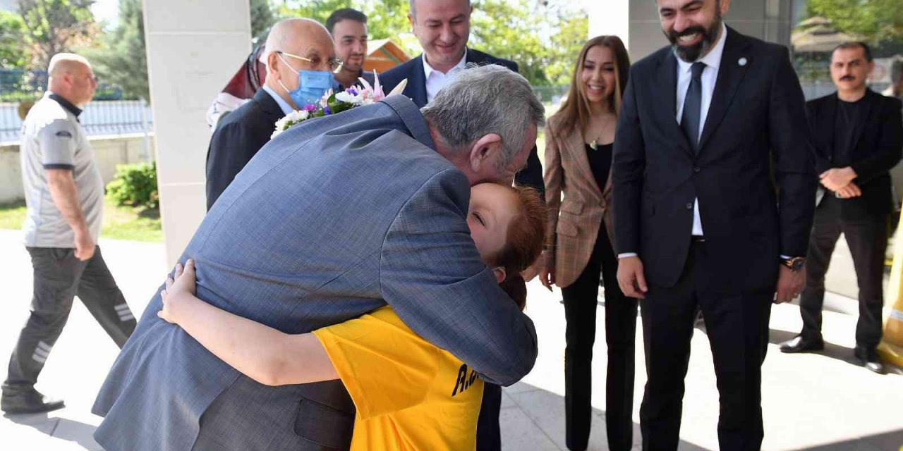 Ankara Büyükşehir Belediye Başkanı Yavaş, İşitme Engelli Yüzücülerle Bir Araya Geldi