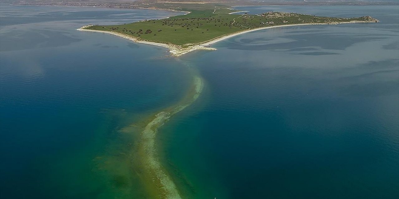 Van Gölü'nde Su Seviyesinin Azalması Çarpanak Adası'na Giden Antik Yolu Ortaya Çıkardı