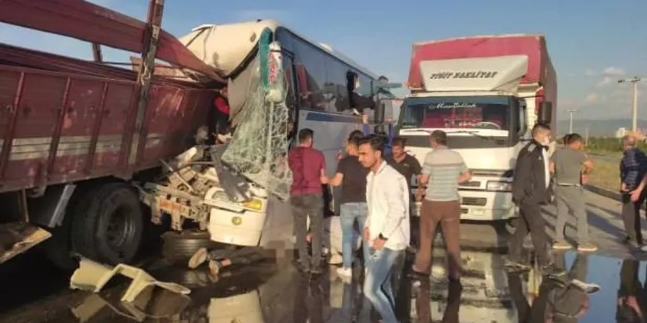 Manisa’da İşçi Servisi ile Tırın Karıştığı Kazada 1 Kişi Hayatını Kaybetti, 7'si Ağır 30 Kişi Yaralandı