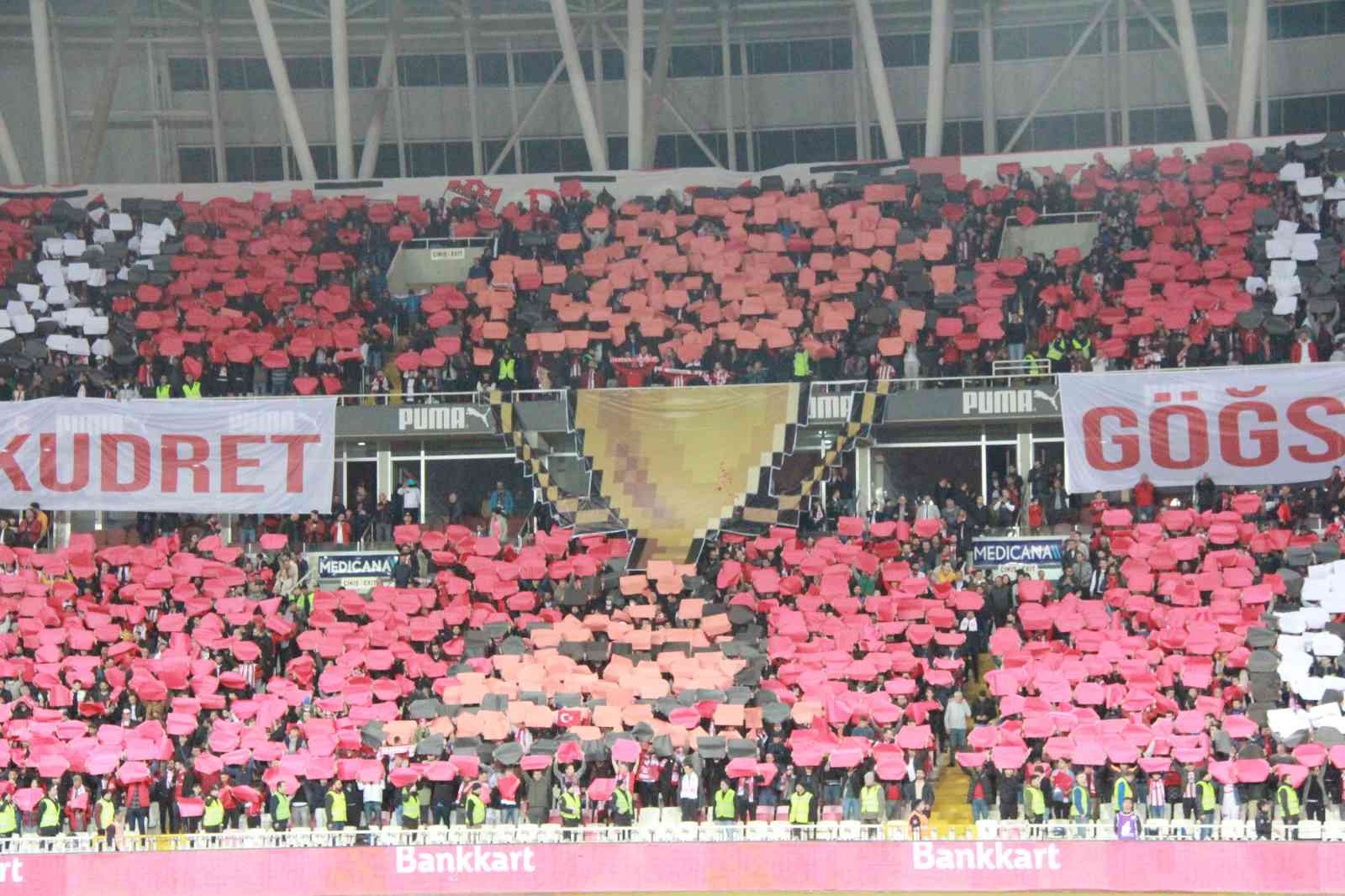 Sivasspor Taraftarlarından Muhteşem Koreografi gösterisi