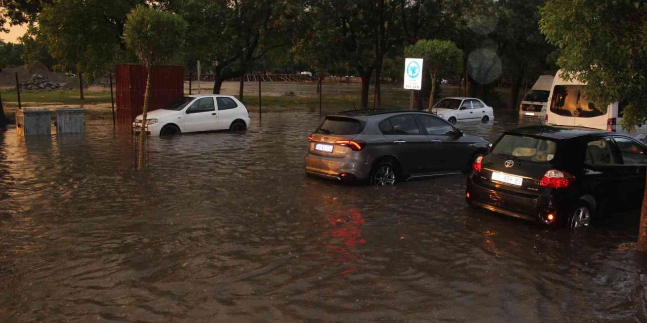 Manisa'da Etkili Olan 20 Dakikalık Sağanak Venedik'i Aratmadı