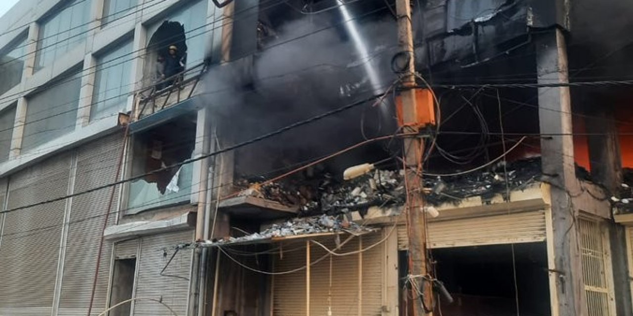 Hindistan'ın Delhi Şehrindeki Bir Binada Yangın: 26 Ölü, 30'dan Fazla Kişi Yaralı