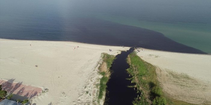 Kınıklı Deresi ve Marmara Denizi Kıyıları Simsiyah Oldu, Mahalle Sakinleri Endişeli