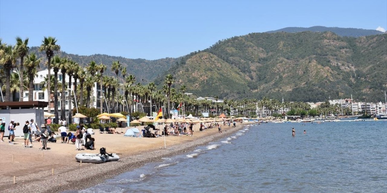 Bodrum ve Marmaris Sahillerine Yerli ve Yabancı Turist Akını