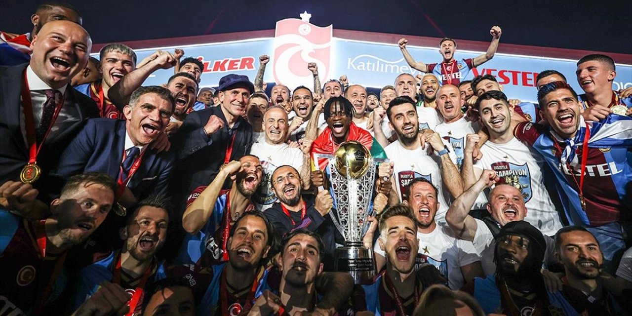 Spor Toto Süper Lig 2021-2022 Şampiyonu Trabzonspor Kupasını Aldı
