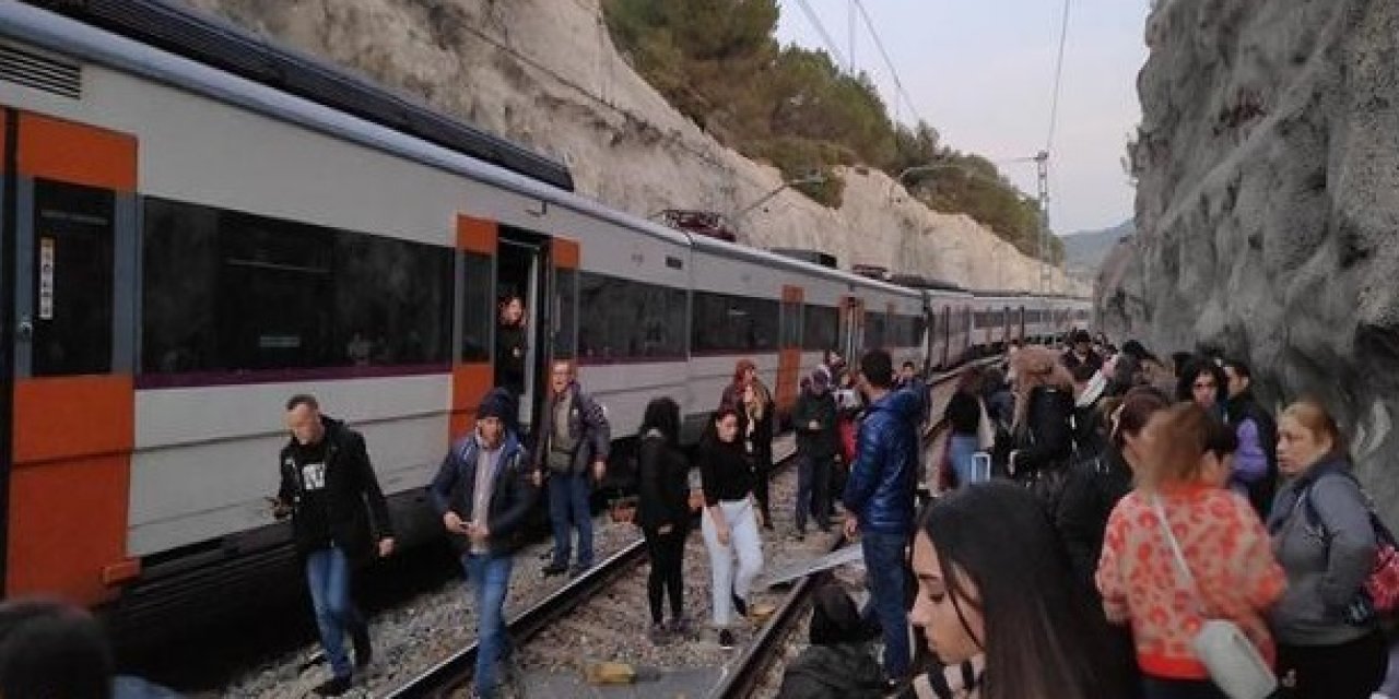 Barselona'da İki Tren Çarpıştı: 1 Kişi Hayatını Kaybetti, 85 Kişi Yaralandı