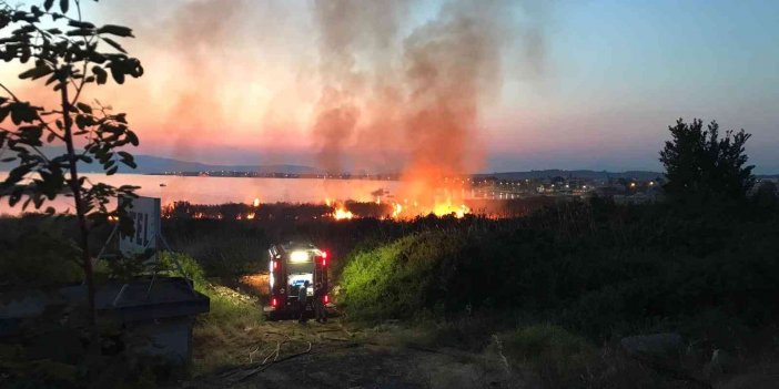 İzmir'de Korkutan Yangın, Saatler Süren Müdahale Sonucunda Söndürüldü