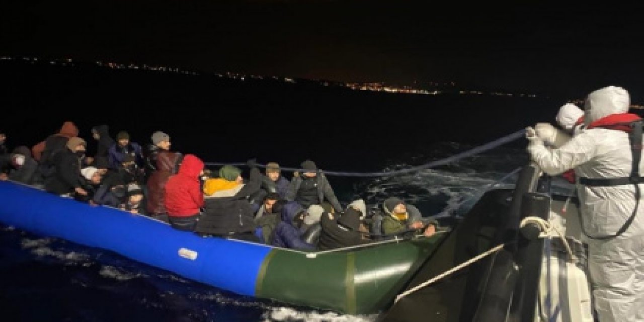 İzmir'de Yunan Güçleri Tarafından İtilen 46 Düzensiz Göçmen Son Anda Kurtarıldı