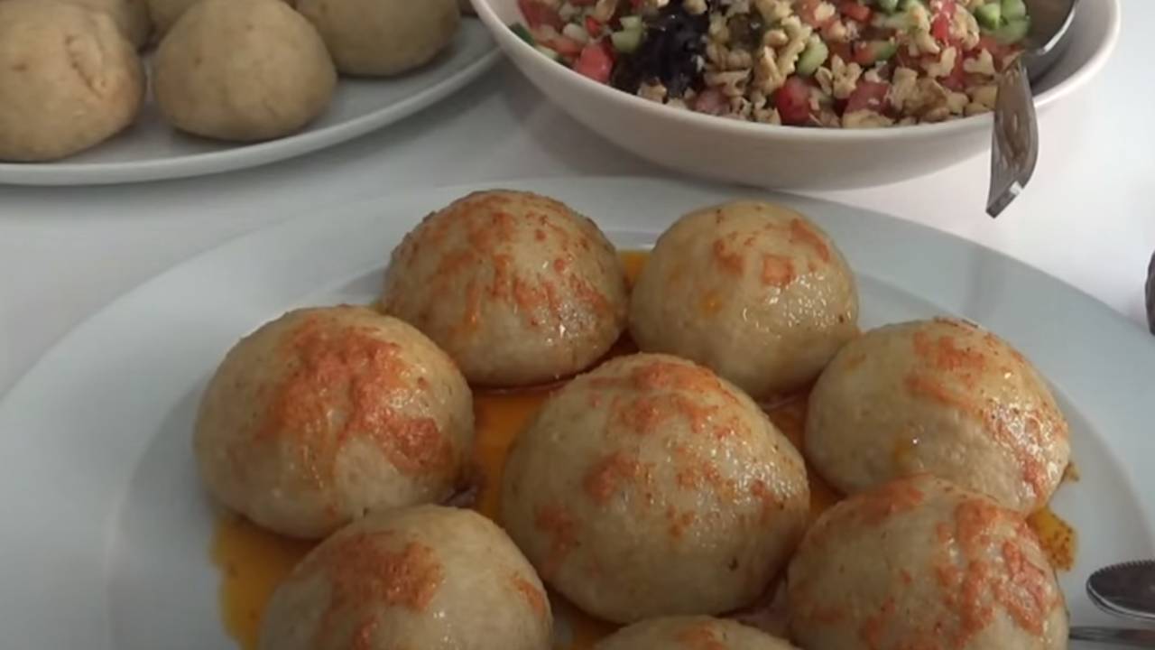 Herkes nasıl yaptığınızı soracak! Dillere destan olan patatesli içli köfte tarifi! Bilinenlerden çok farklı