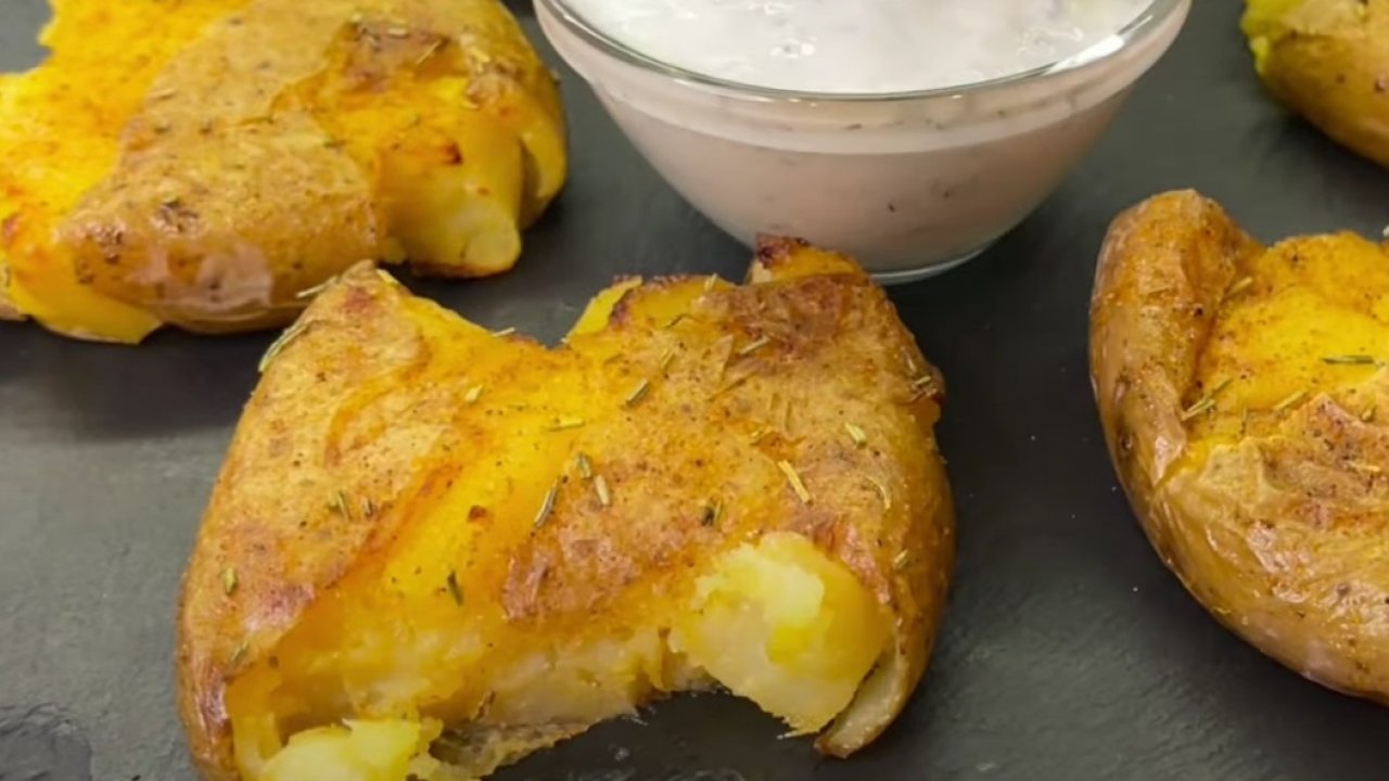 Her damak tadına uygun! Bir kez yapanın vazgeçemediği Çatlak Patates Tarifi