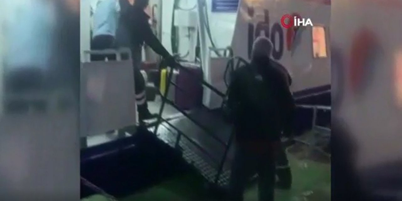 Bursa'da Metrelerce Yükselen Dalgalar Feribot Yolcularına Korku Dolu Anlar Yaşattı