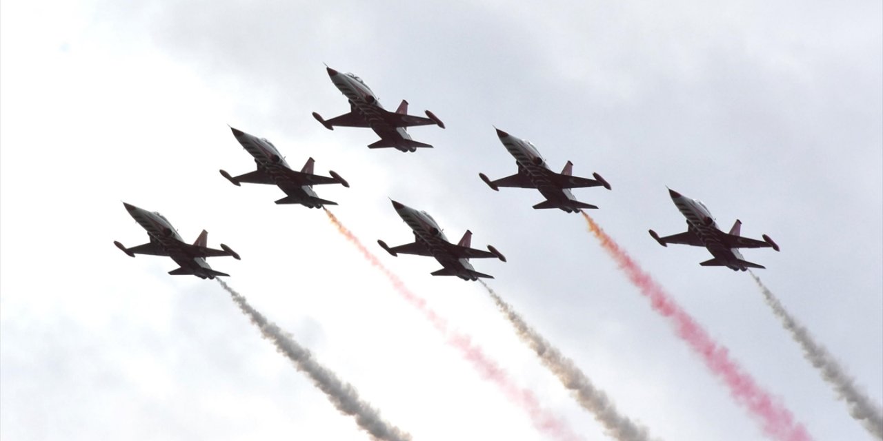 Türk Yıldızları ve SOLOTÜRK'ten 19 Mayıs İçin Nefes Kesen Gösteri