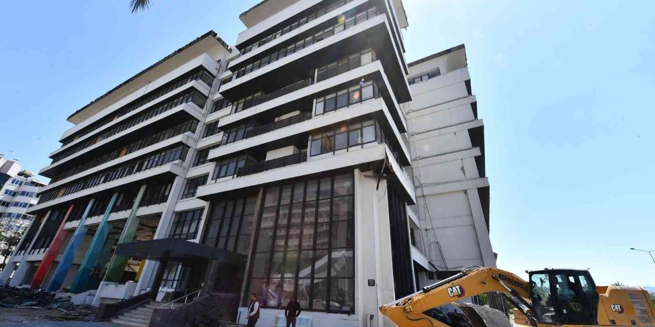 Büyük İzmir Depreminde Hasar Gören Büyükşehir Belediye Binası Yıkılıyor