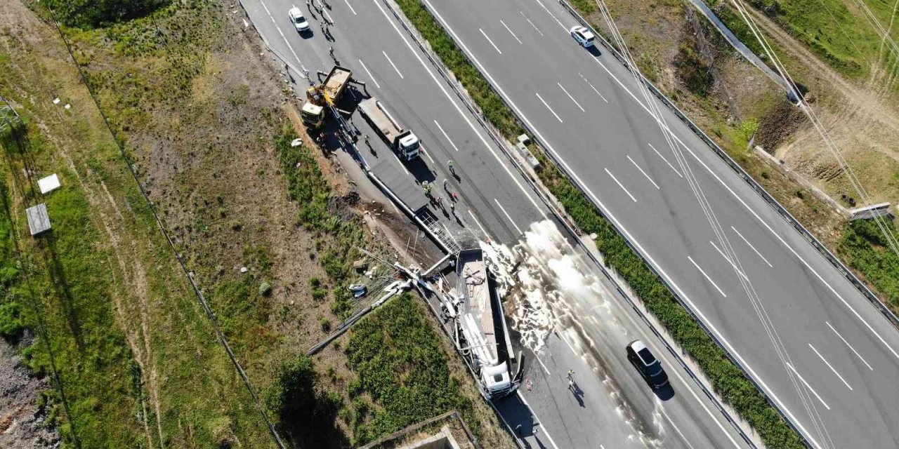 Tuzla’da Aksiyon Filmini Aratmayan Kaza, Tır Dijital Trafik Levhasını Uçurdu: 2 Kişi Yaralandı