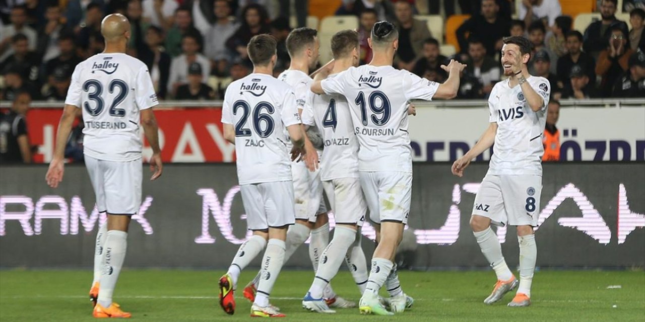 Spor Toto Süper Lig'in Son Haftasında Fenerbahçe Sahadan 'Farklı' Galibiyetle Ayrıldı