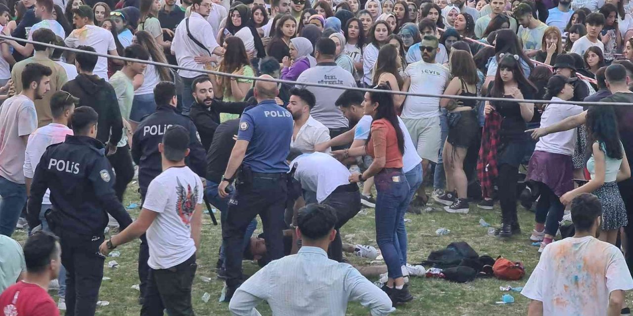 Karabük'te Düzenlenen Gençlik Festivali 'Yan Bakma' Kavgası, Yumruklar Hava Uçuştu