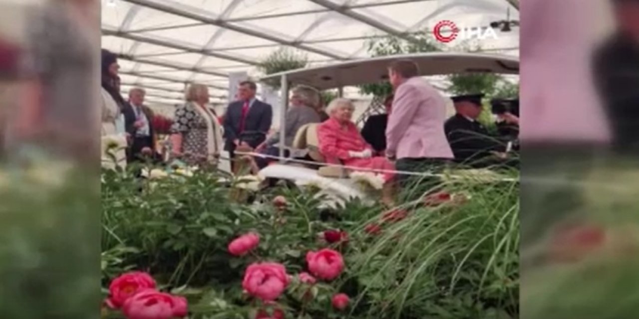 Hareketlilik Sorunu Yaşayan Kraliçe II. Elizabeth Çiçek Fuarında Kameralara Takıldı