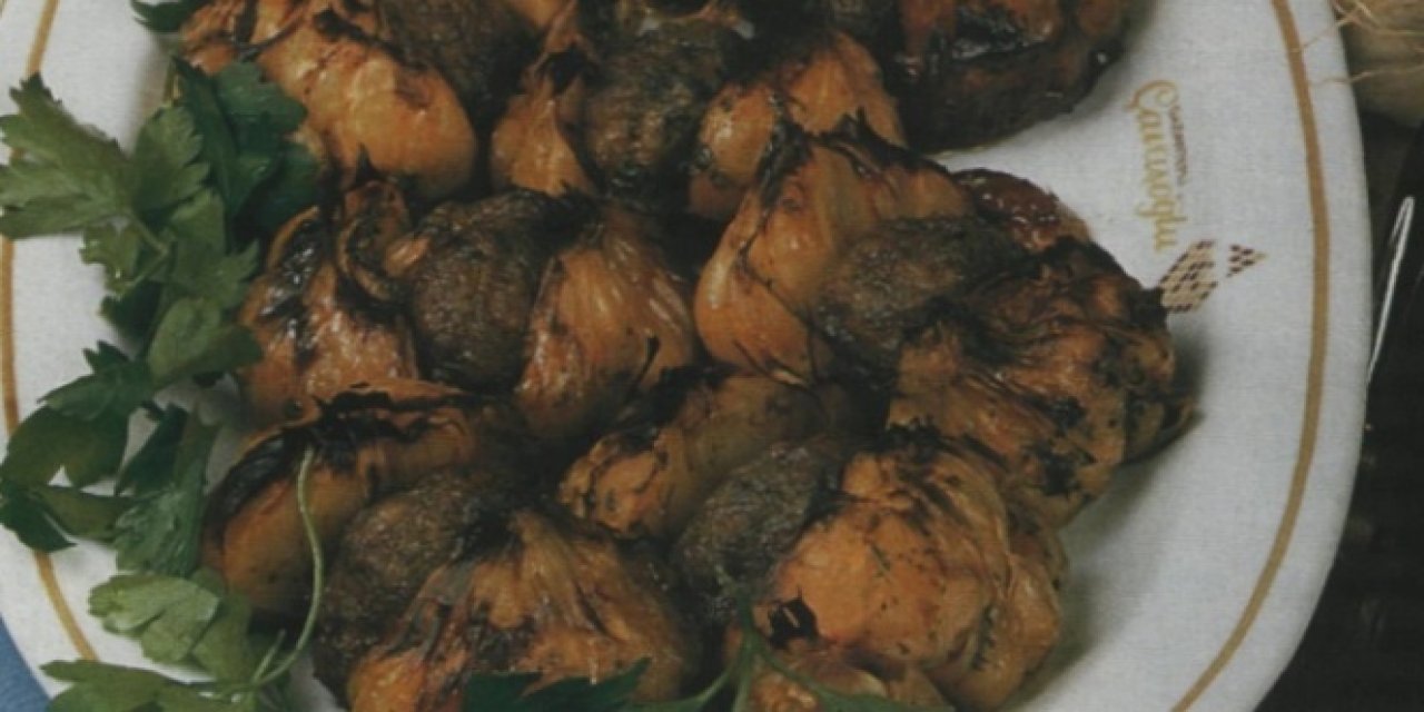 En lezzetli kebaplardan biri vazgeçilmeziniz oluyor! Püf noktasıyla sarımsak kebabının yapılışı