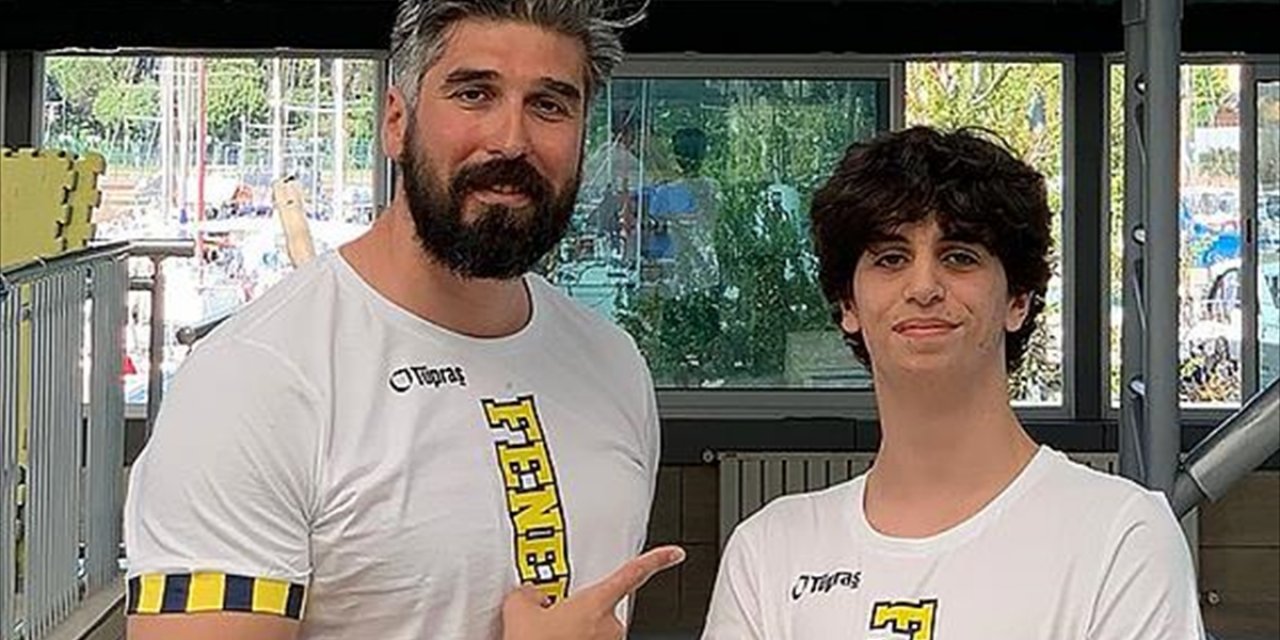Genç Yüzücü Özdemir, 34 Yıllık Türkiye Rekorunu Kırarak Adını Tarihe Yazdırdı