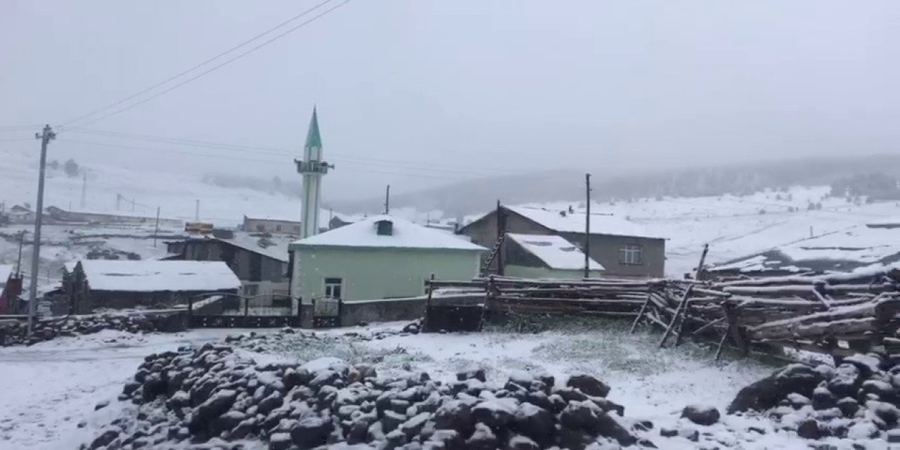 Sarıkamış'ta Baharın Yerini Kış Aldı, Her Yer Bembeyaz Oldu