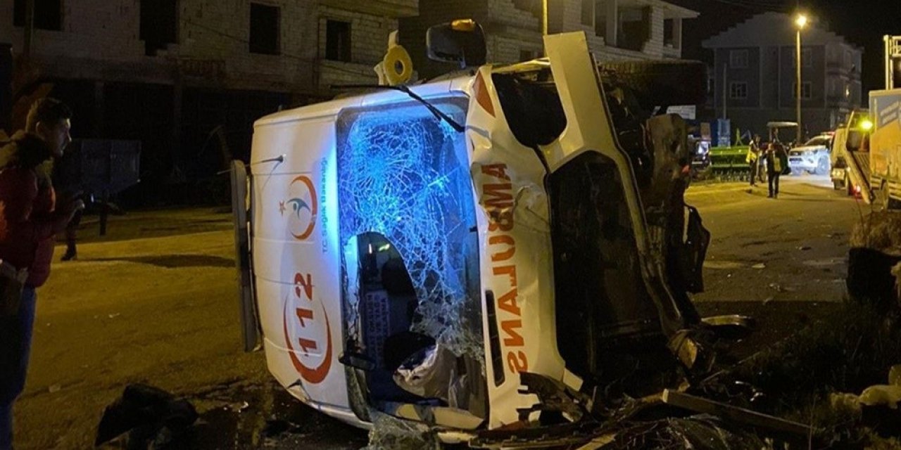 Vakaya Giden Ambulans ile Belediye Aracı Çarpıştı: 3 Kişi Yaralandı
