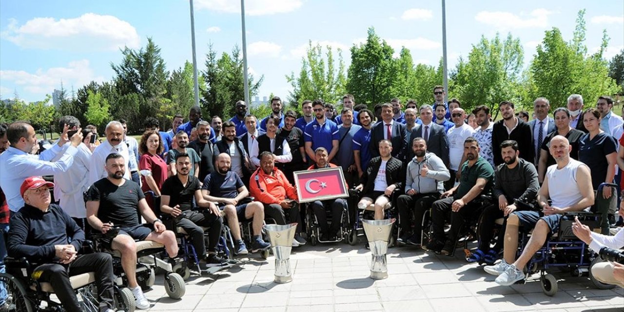 Anadolu Efes, Avrupa Şampiyonluğunu Gazilerle Kutladı