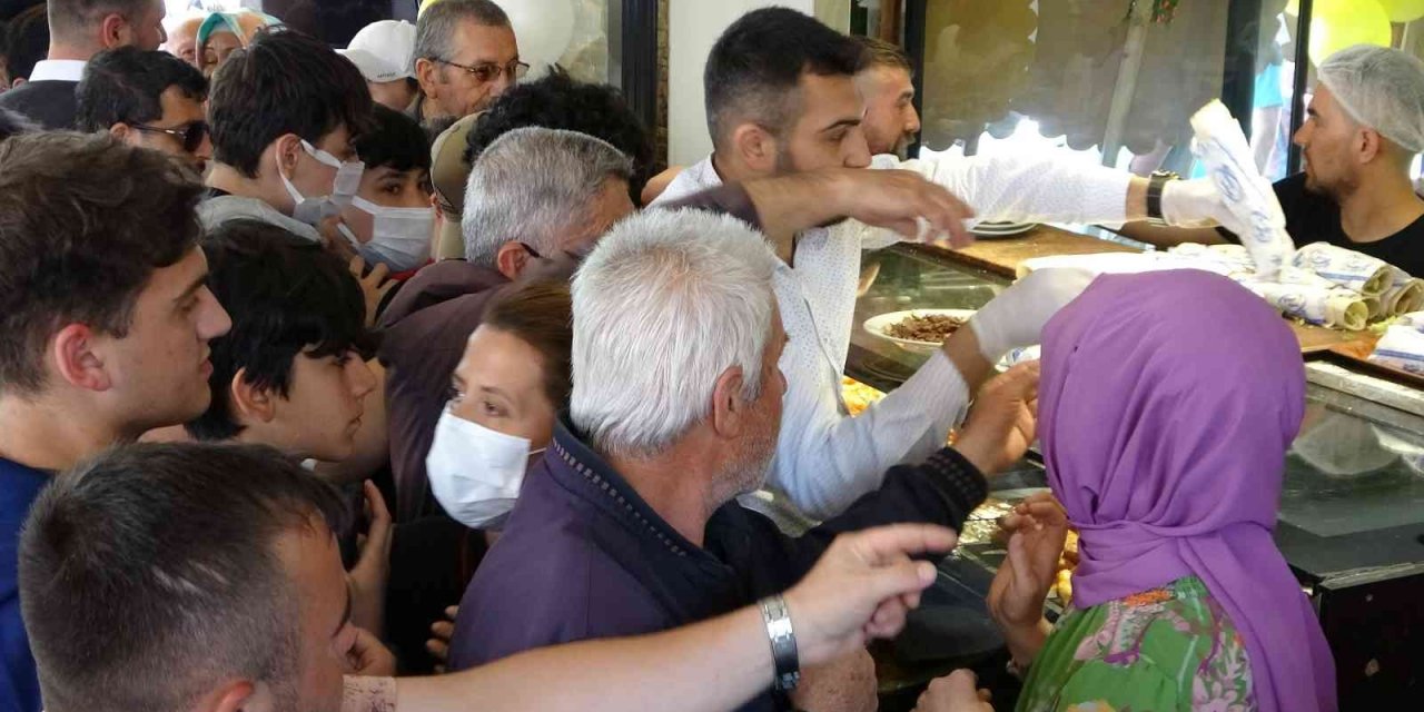 Açılışa Özel 1 Tl’lik Döner İzdihama Neden Olurken, Metrelerce Kuyruk Oluştu