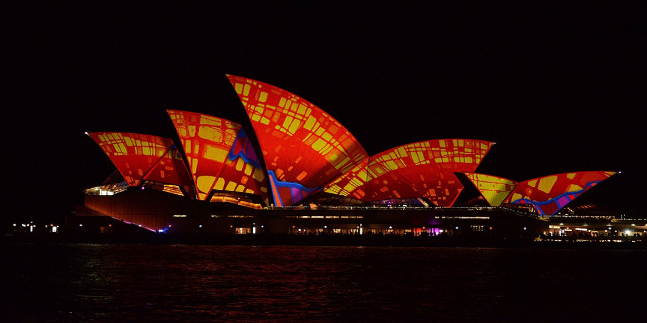 Sidney Opera Binası 2 Yıllık Aranın Ardından Işık Gösterileriyle Canlandı