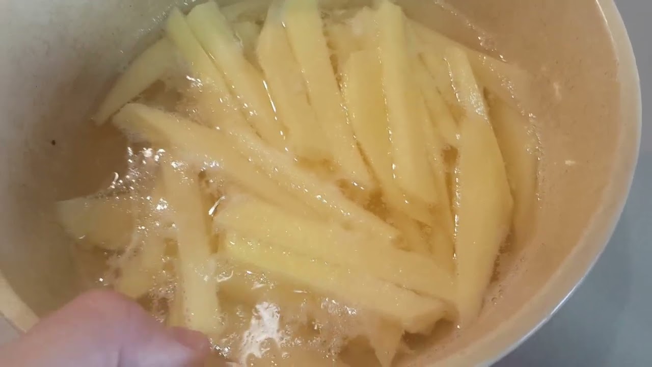 Patates kızartması yaparken yağ çekmemesi için çok basit taktik! Aşçılar hep uyguluyor!