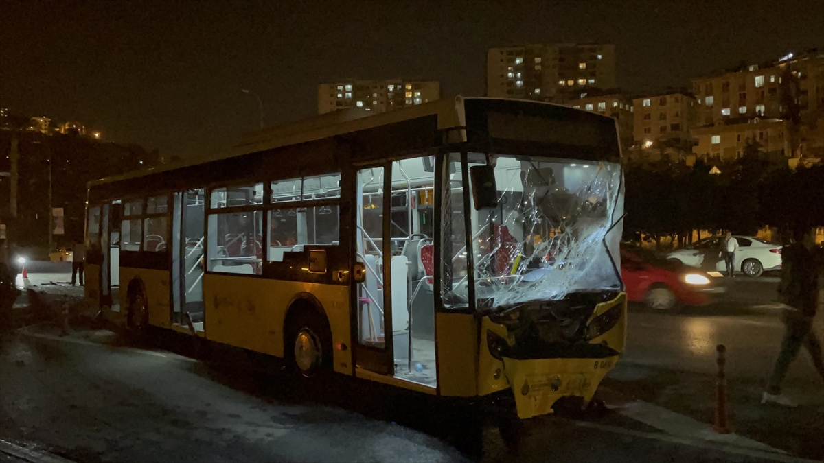 Gaziosmanpaşa'da Otomobille İett Otobüsü kaza yaptı! 1 ölü 4 yaralı