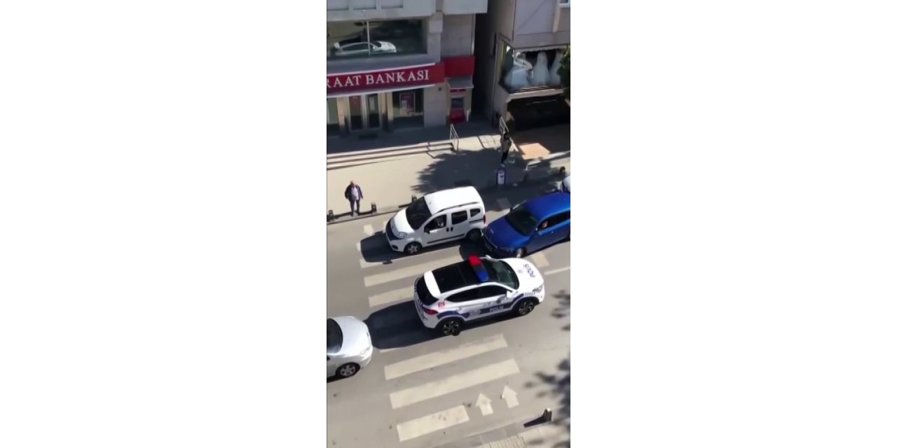 Ataşehir’de İlginç Görüntü: Aracını Yaya Yoluna Park Etti, Geçenlere İzin Vermedi