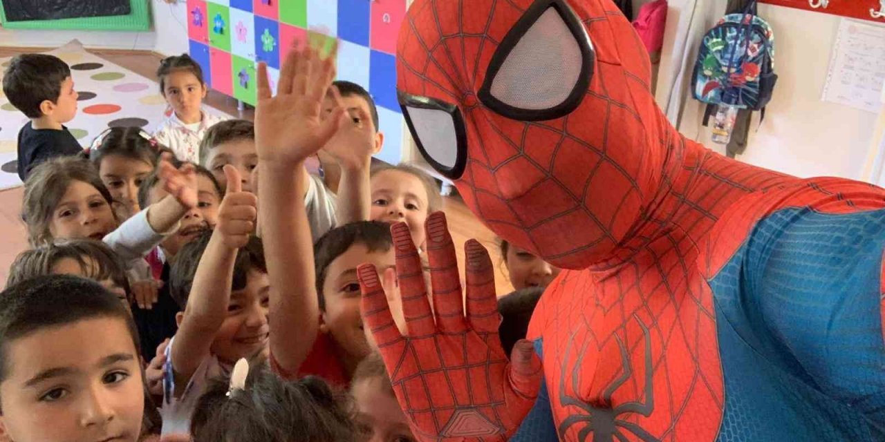Örümcek Adam Minik Öğrencileri Eğlendirdi