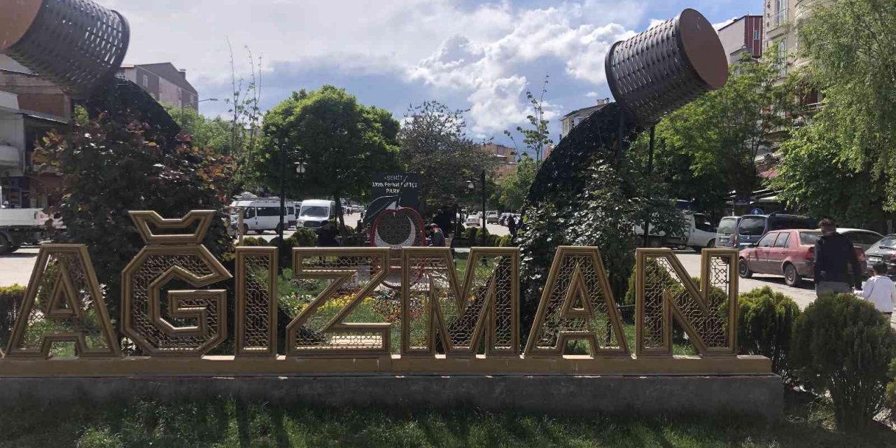 Kağızman’da Park Ve Bahçelerin Temizliği Dikkat Çekiyor