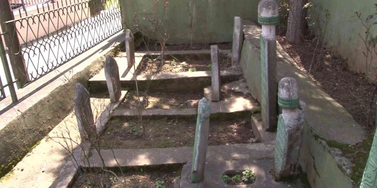 İstanbul’un Fethine Katılan Salih Dede’nin Kabri Harabeye Döndü