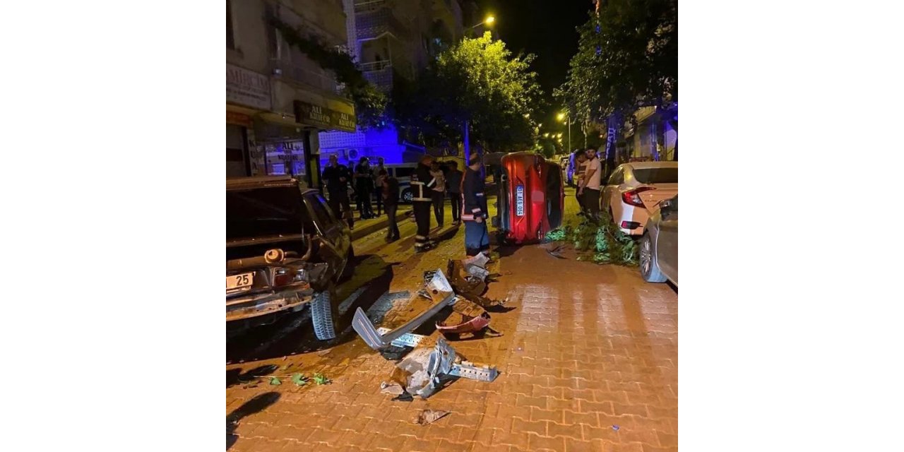 Otomobil Önce Ağaca, Sonra Park Halindeki Araca Çarparak Durabildi