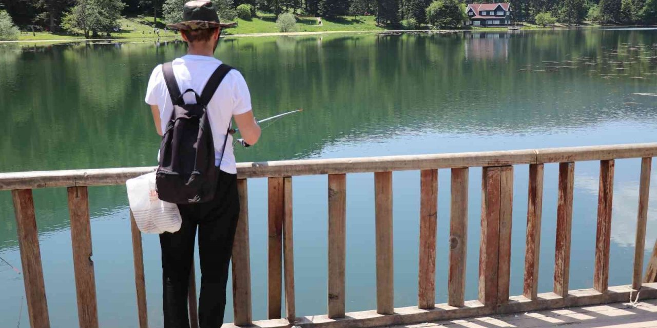 Tatilciler Sıcak Havada Gölcük Tabiat Parkı’na Akın Etti