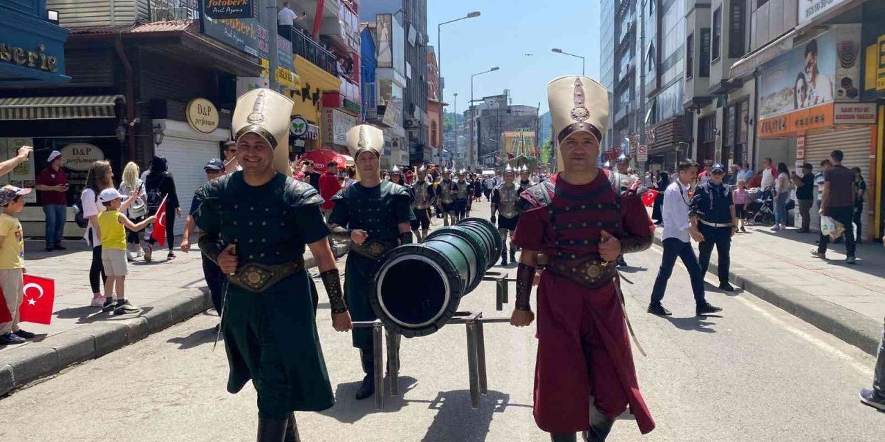10 Metrelik Gemiyi Karadan Yürüttüler, Gören Hayrete Düştü