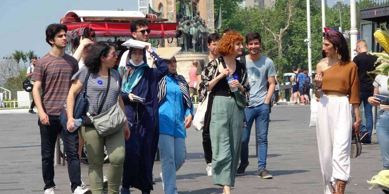 Sıcaklar Arttı, Taksim Doldu Taştı