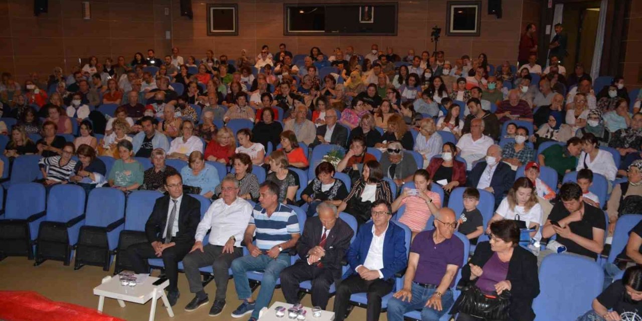 Avni Anıl Şarkılarına Büyük Alkış