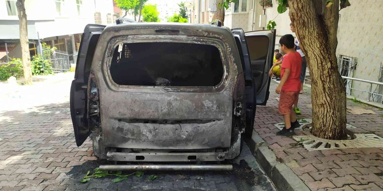 Bahçelievler’de Hafif Ticari Araç Alev Alev Yandı