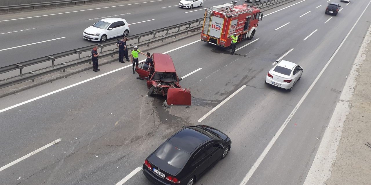 Bariyerlere Çarpan Otomobil Hurdaya Döndü, Sıkışan Yaralıları İtfaiye Ekipleri Çıkardı