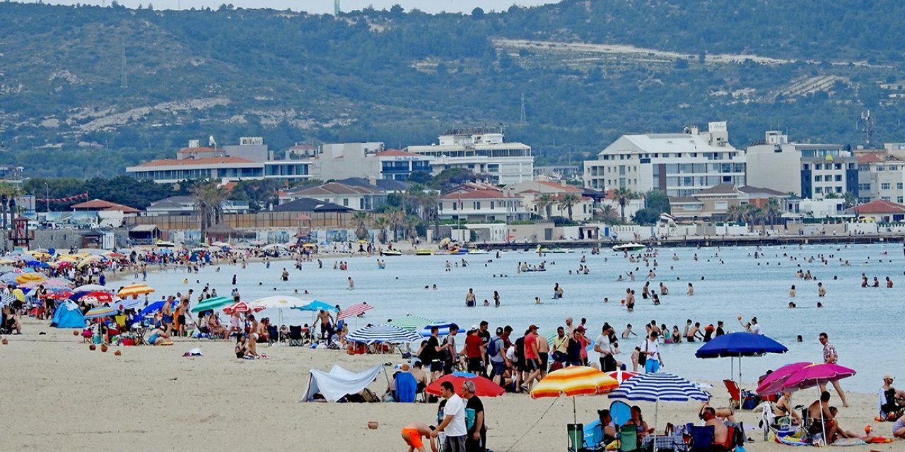 Sıcaklık Arttı, Tatilciler Çeşme’ye Akın Etti