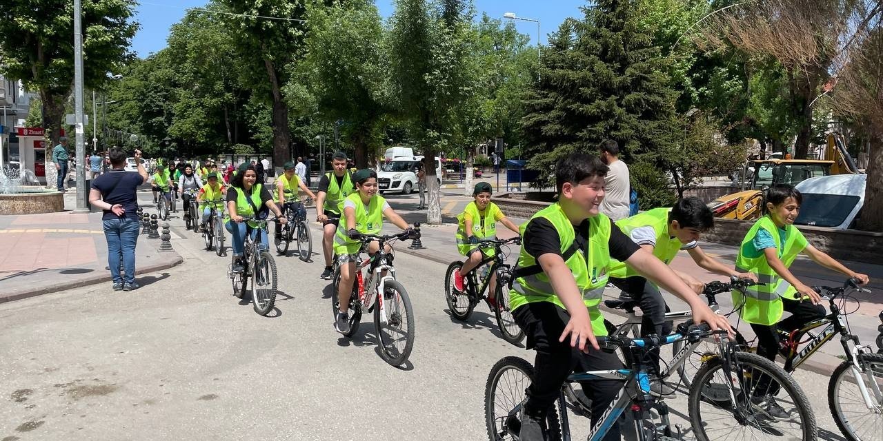 Onlarca Bisikletli İklim Değişikliğine Dikkat Çekmek İçin Pedalladı