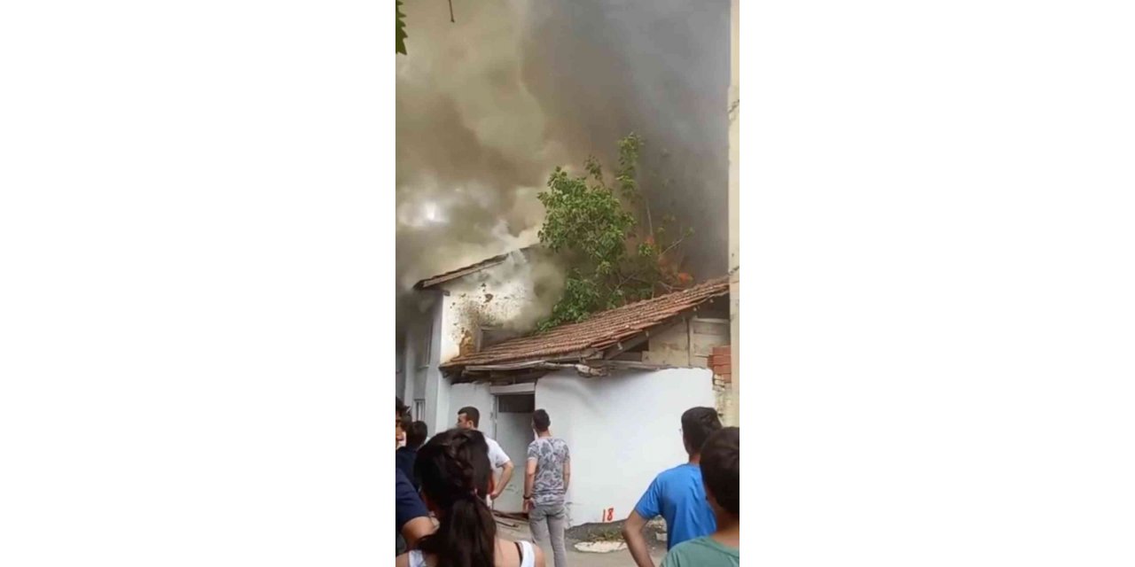 Bursa’da Mutfakta Çıkan Yangın Evi Kullanılamaz Hale Getirdi