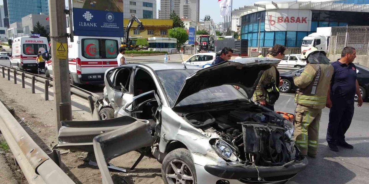Pendik’te Makas Atan Sürücü Demir Bariyerlere Girdi: 2 Yaralı
