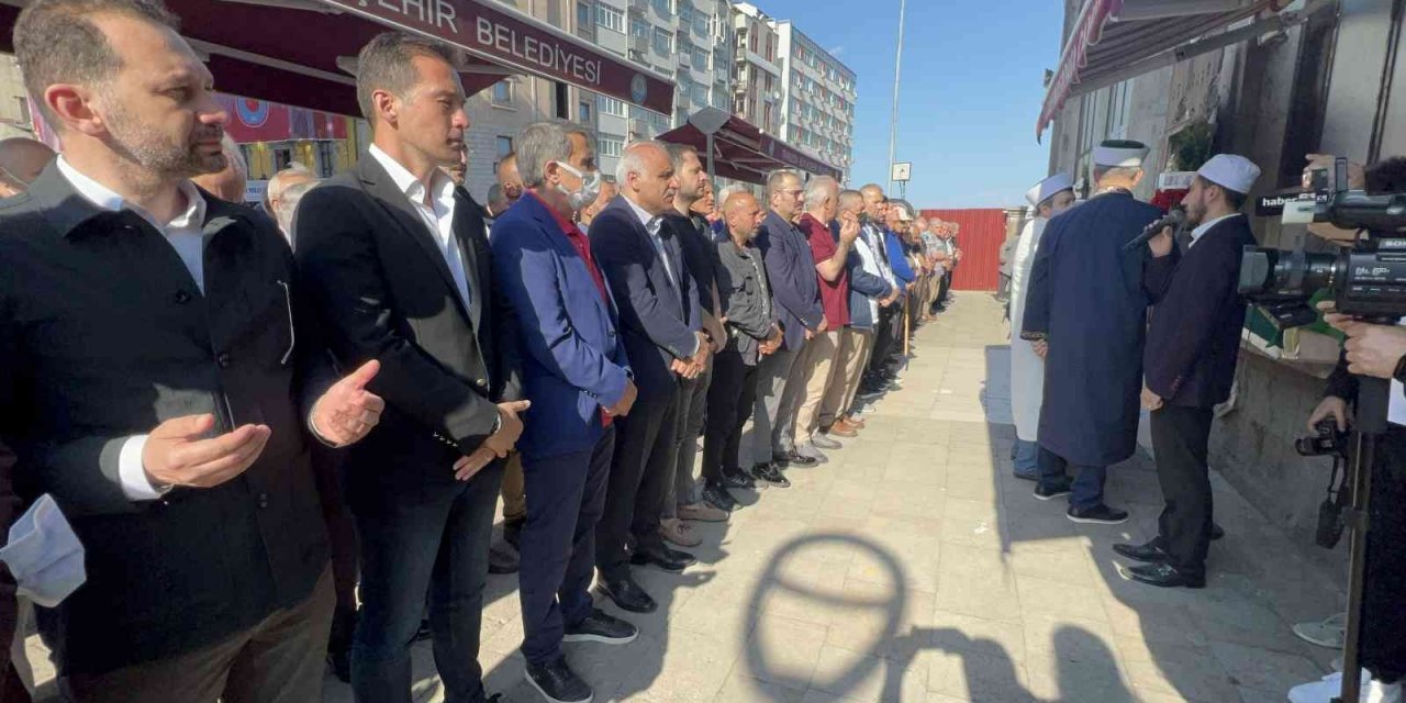 Şenol Güneş’in Vefat Eden Kayınvalidesi Leman Kamiloğlu Defnedildi