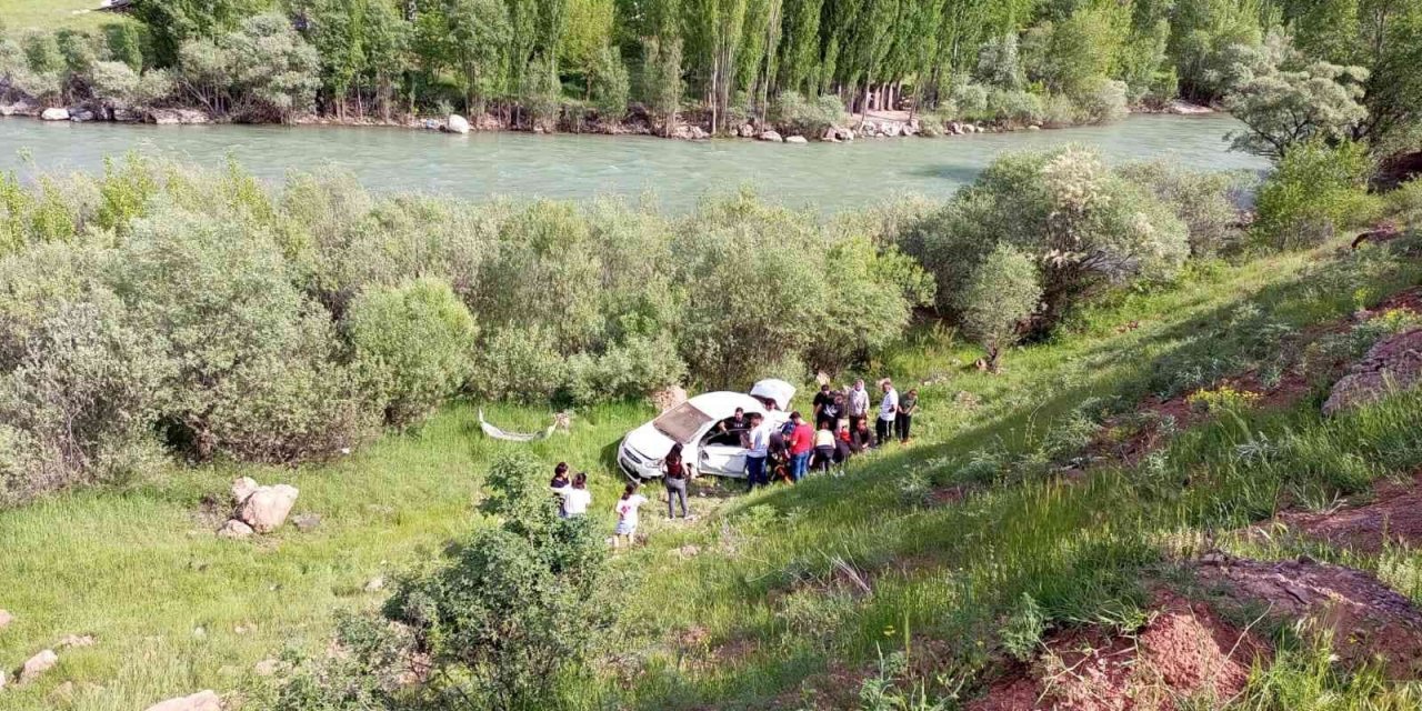 Tunceli’de Otomobil Şarampole Yuvarlandı: 4 Yaralı