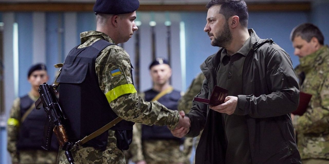 Zelenskiy, Cephe Hattındaki Harkov’u Ziyaret Etti