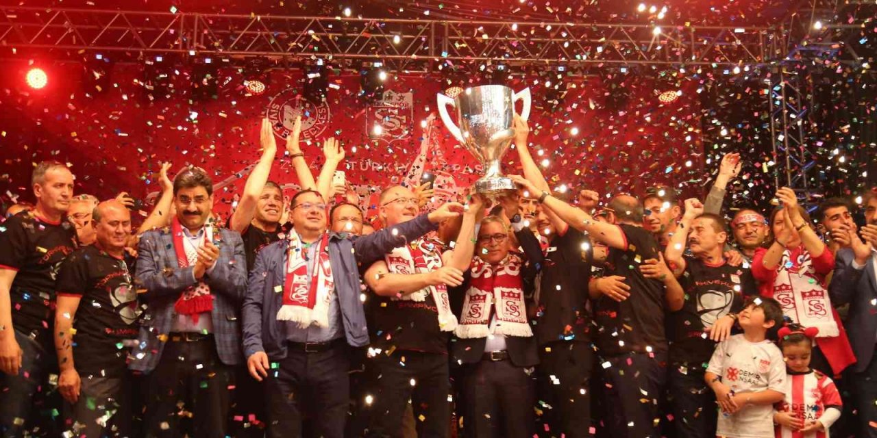 Sivasspor’dan Unutulmaz Kupa Kutlaması!